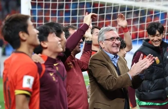 10月15日晚，國(guó)足主教練伊萬(wàn)科維奇（前右）賽后向觀眾致意。新華社記者 胡星宇攝