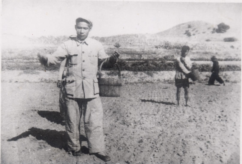 谷文昌（左）在田間與農(nóng)民一起勞動(dòng)（資料照片）。