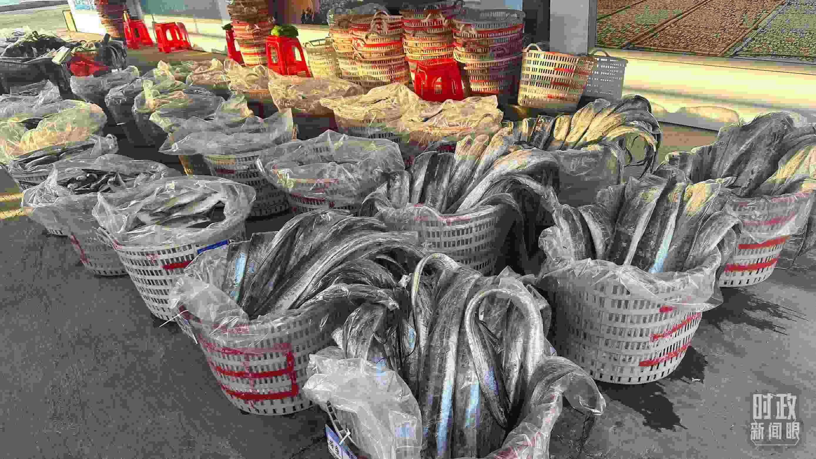 △澳角村的海產(chǎn)品。（總臺(tái)央視記者覃思拍攝）