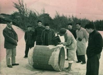 谷文昌（左一）與工程技術(shù)人員解決地下水供給（資料照片）。谷文昌帶領(lǐng)群眾修建了22座水庫(kù)和705處永久性水利工程，緩解了東山縣水資源極度缺乏的難題。