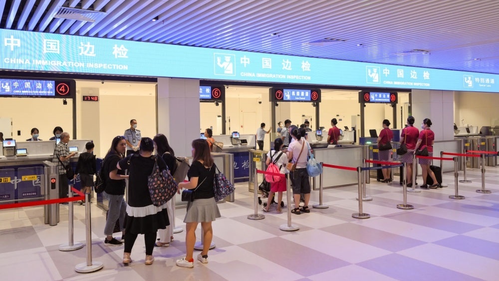 2023年7月26日，旅客在三亞鳳凰國際機場國際航站樓有序通關(guān)。三亞鳳凰國際機場國際航站樓改擴建項目主體工程已于2023年7月1日完工并投入使用，該項目是海南自貿(mào)港首個主體工程完工并投入使用的封關(guān)運作項目?！逗Ｄ献杂少Q(mào)易港建設(shè)總體方案》明確，海南將在2025年前適時啟動全島封關(guān)運作。