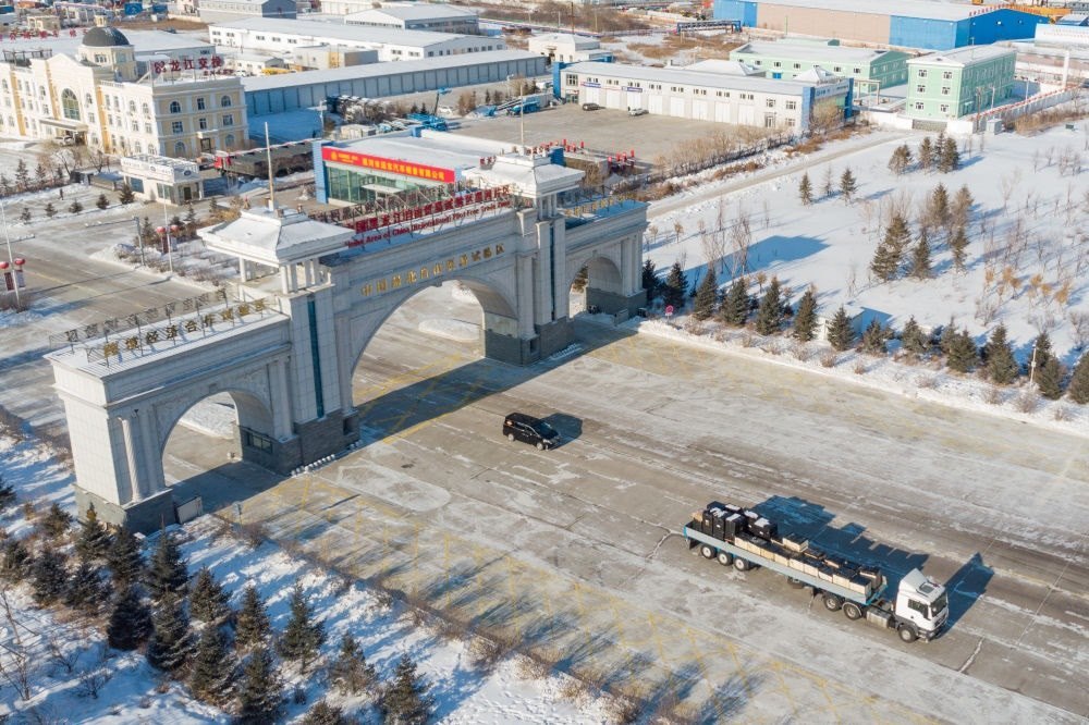 這是中國（黑龍江）自由貿(mào)易試驗區(qū)黑河片區(qū)（2024年1月31日攝，無人機照片）。2023年，該自貿(mào)片區(qū)外貿(mào)進(jìn)出口總值達(dá)244.82億元，實現(xiàn)增幅56.9%，引進(jìn)外資企業(yè)16家，直接利用外資127.3萬美元，同比增長27.3%。