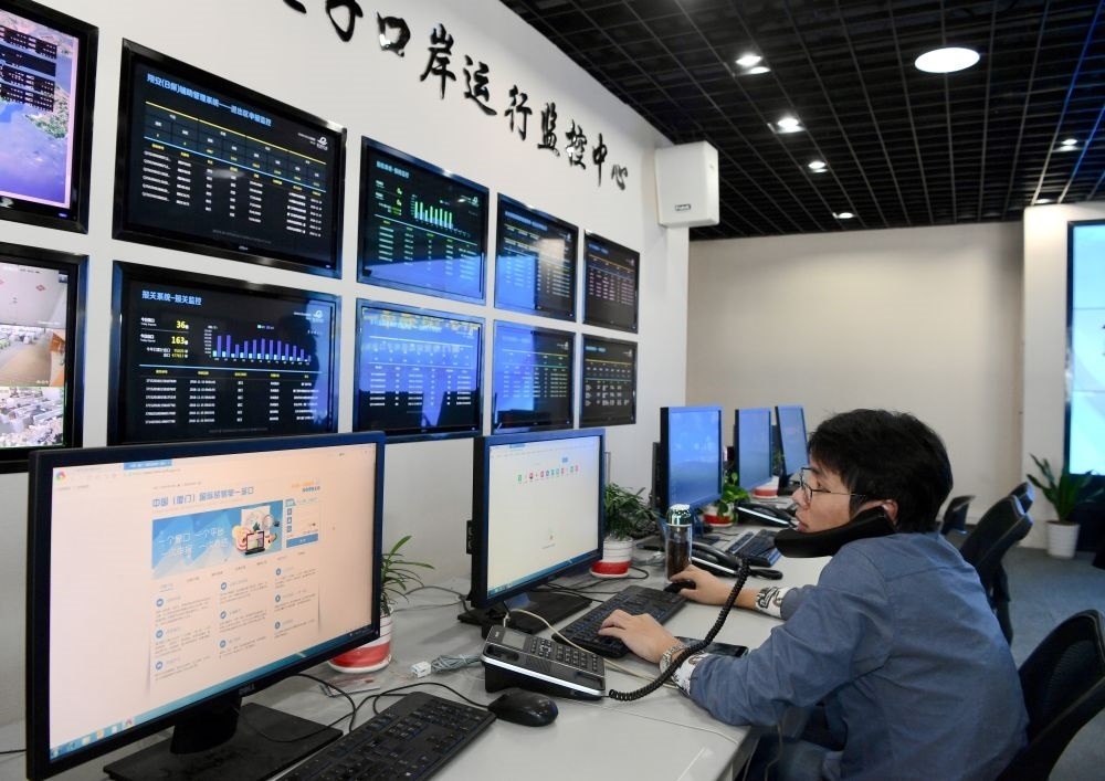 在中國（福建）自由貿(mào)易試驗區(qū)廈門片區(qū)，國際貿(mào)易“單一窗口”工作人員在網(wǎng)上受理業(yè)務(wù)（2018年11月15日攝）?！皢我淮翱凇笔顷P(guān)檢等口岸部門、地方政府相關(guān)部門、金融機構(gòu)等共同參與的口岸管理共享平臺。貿(mào)易商能夠通過一個入口提交貨物進(jìn)出口或轉(zhuǎn)運所需要的單證或電子數(shù)據(jù)，實現(xiàn)“一個平臺、一點接入、一次申報、一次辦結(jié)”。