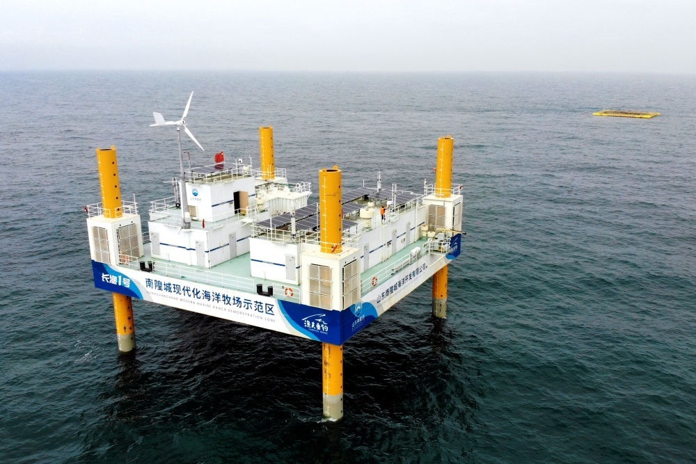 這是應(yīng)用5G技術(shù)的山東長島綜合試驗區(qū)南隍城國家級海洋牧場示范區(qū)海上平臺（2020年8月8日攝，無人機照片）。中國（山東）自由貿(mào)易試驗區(qū)設(shè)立以來，一系列大膽試、大膽闖、自主改的政策逐步落實，制度創(chuàng)新打通堵點、釋放活力，成為深化對外開放、發(fā)展海洋經(jīng)濟(jì)的重要抓手。