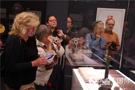 嘉賓參觀展覽。人民網(wǎng)記者禹麗敏 攝。