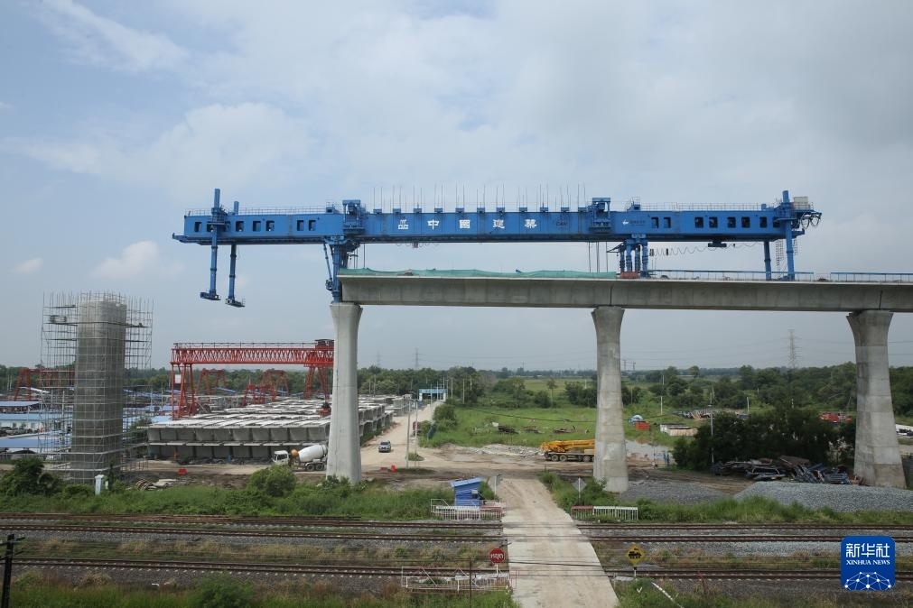這是10月11日拍攝的位于泰國大城府的中泰高鐵項目4-3標段施工現(xiàn)場。新華社記者 孫瑋彤 攝