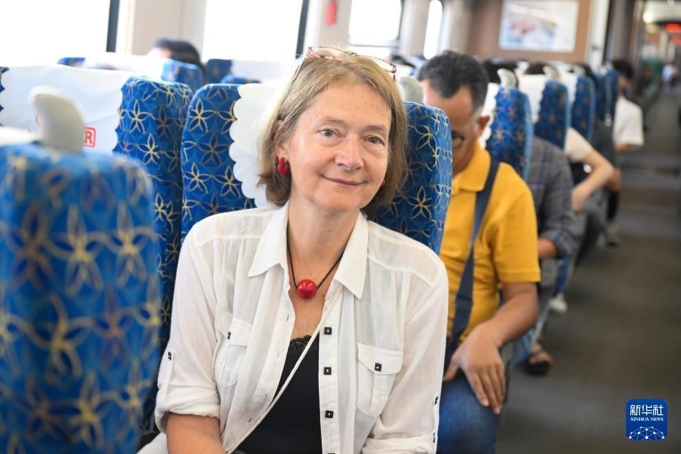 這是10月12日在老撾拍攝的中老鐵路C98列車上的一名乘客。新華社記者 程一恒 攝