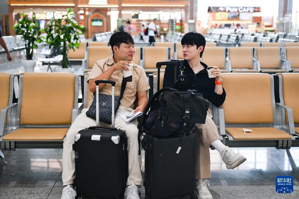 10月12日，在老撾萬象中老鐵路萬象站候車廳，兩名乘客在等候列車。新華社記者 程一恒 攝