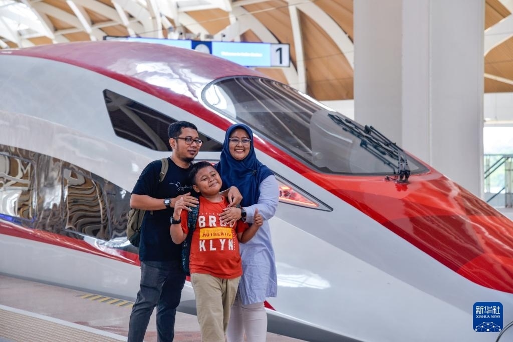 4月17日，在印度尼西亞雅加達哈利姆站站臺，乘客和雅萬高鐵高速動車組列車合影。新華社記者 徐欽 攝