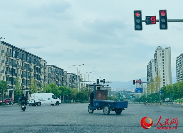 長(zhǎng)富大道與文化中心東路三岔路口車輛混行（9月19日拍攝）。人民網(wǎng)記者 帥筠攝