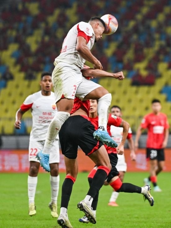 10月18日，上海海港隊球員蔣光太（上）在比賽中和成都蓉城隊球員費利佩（下）爭頂。新華社記者 王曦 攝