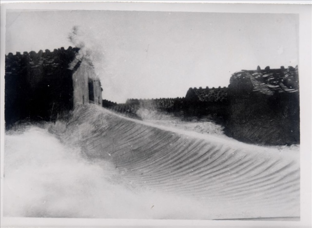 昔日的東山島風(fēng)沙掩埋部分村民村舍（資料照片）。