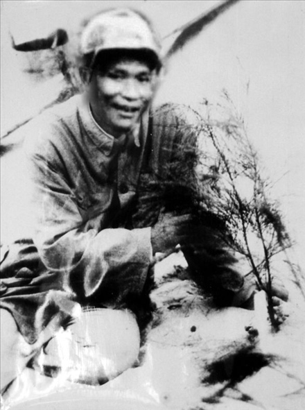 谷文昌與試種成活的木麻黃（資料照片）。