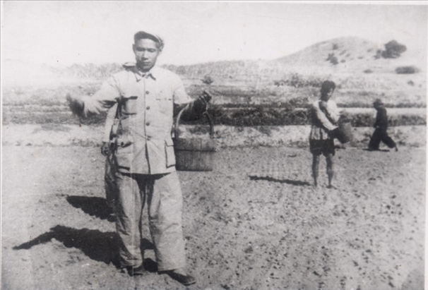 谷文昌（左）在田間與農(nóng)民一起勞動(dòng)（資料照片）。