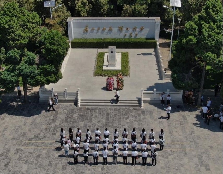 2021年6月24日，參觀者在位于河南省蘭考縣的焦裕祿紀(jì)念園瞻仰焦裕祿烈士墓（無(wú)人機(jī)照片）。新華社記者 李安 攝