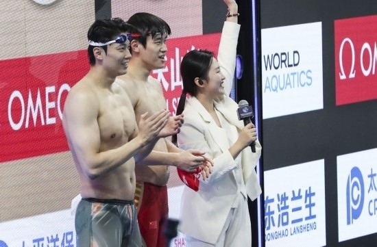  10月18日，汪順（左）和潘展樂(lè)在男子100米混合泳決賽后。新華社記者 方喆 攝