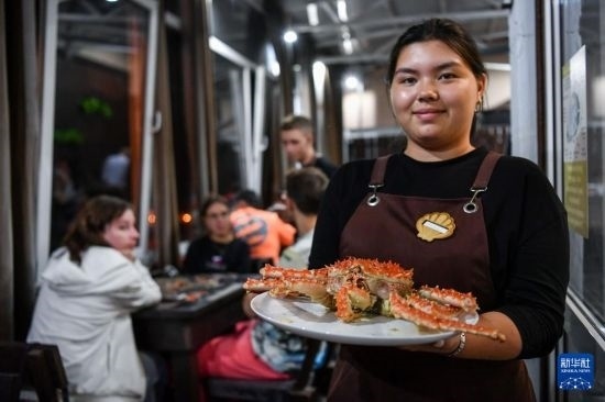 9月2日，俄羅斯符拉迪沃斯托克一家餐館的服務(wù)員在展示帝王蟹。新華社記者 曹陽(yáng) 攝