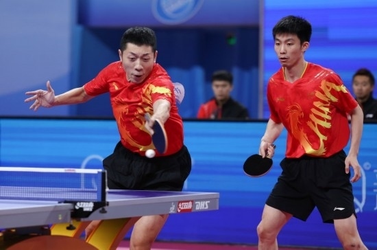 10月18日，上海隊(duì)組合許昕（左）/周愷在雙打比賽中。他們3:0戰(zhàn)勝福建隊(duì)組合曾蓓勛/陳俊菘。新華社記者 王楷焱 攝