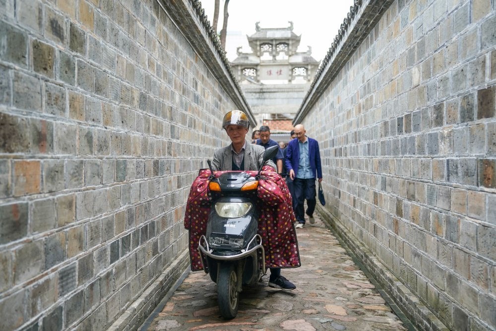 ↑市民在安徽省安慶市桐城市六尺巷通行。