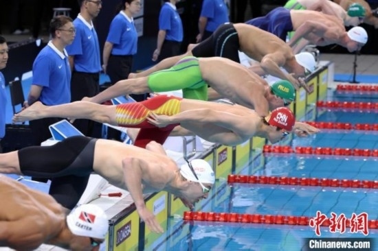 10月19日晚，2024年世界泳聯(lián)游泳世界杯上海站結(jié)束第二個(gè)比賽日的爭(zhēng)奪。圖為中國(guó)選手潘展樂(lè)(左三)在男子100米自由泳決賽中。 中新社記者 湯彥俊 攝