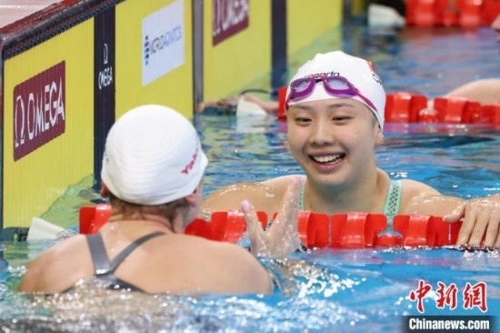 10月19日晚，2024年世界泳聯(lián)游泳世界杯上海站結(jié)束第二個(gè)比賽日的爭(zhēng)奪。圖為中國(guó)選手唐錢(qián)婷在女子100米蛙泳決賽中。 中新社記者 湯彥俊 攝