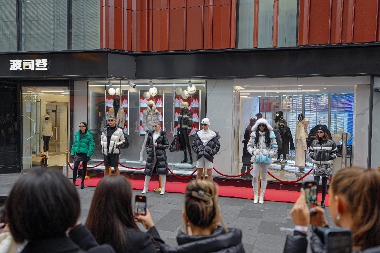 模特在波司登倫敦旗艦店門前展示新款羽絨服。主辦方供圖