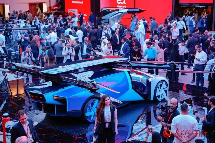 小鵬匯天陸空一體式飛行汽車備受關(guān)注。人民網(wǎng) 塔里克·易卜拉欣攝