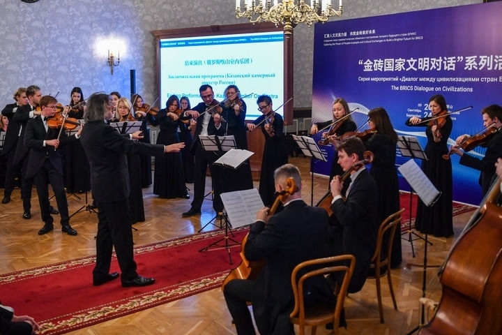2024年9月24日，在俄羅斯喀山，俄羅斯喀山室內(nèi)樂(lè)團(tuán)演奏傳統(tǒng)曲目?！敖鸫u國(guó)家文明對(duì)話”系列活動(dòng)24日在俄羅斯喀山舉行，來(lái)自中國(guó)、俄羅斯、巴西、印度、南非、伊朗等金磚國(guó)家的相關(guān)機(jī)構(gòu)、各領(lǐng)域?qū)＜覍W(xué)者及青年代表等300多人參加。新華社記者 曹陽(yáng) 攝