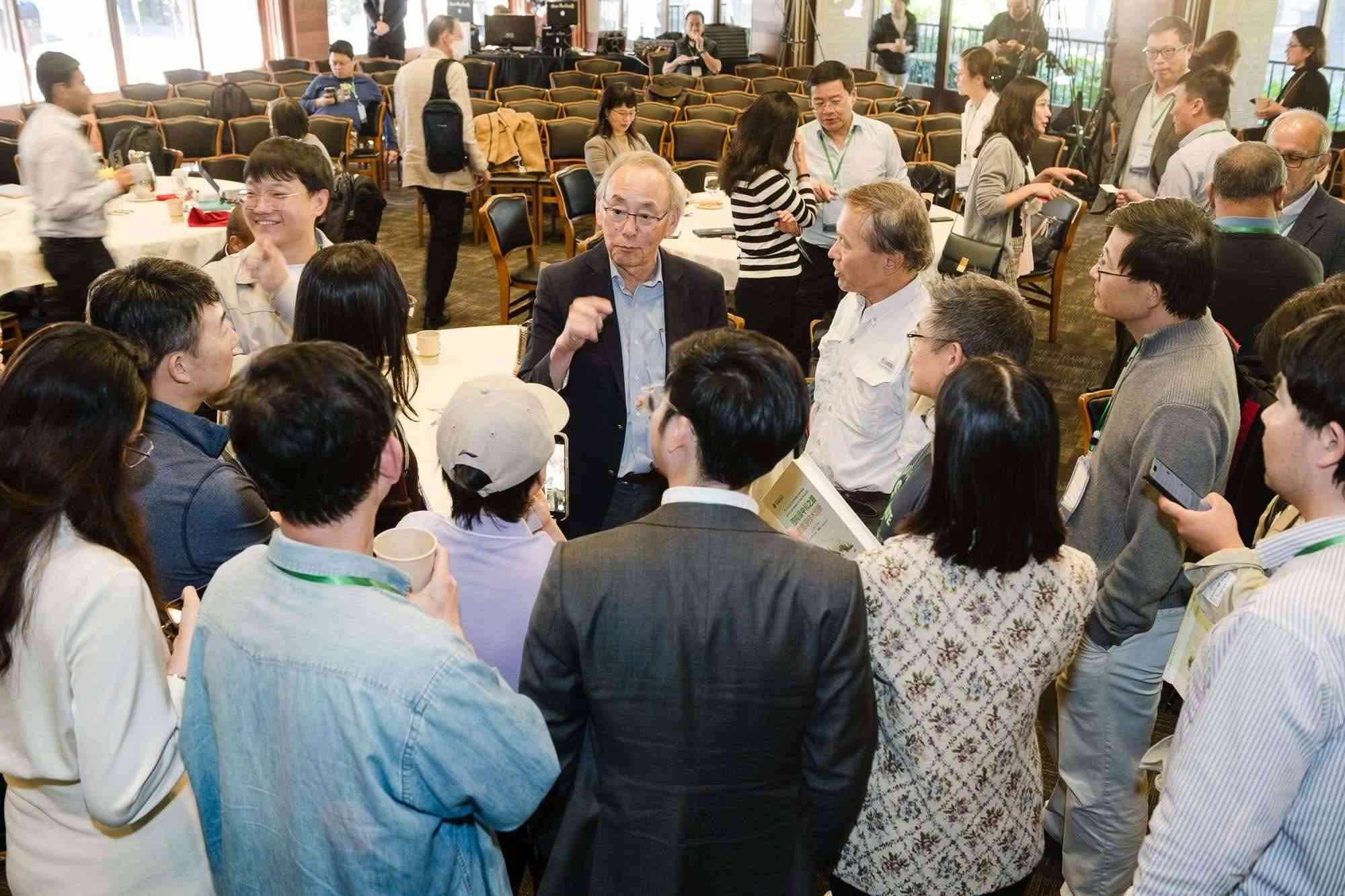 美國(guó)前能源部長(zhǎng)、諾獎(jiǎng)得主朱棣文教授在會(huì)場(chǎng)與參會(huì)者交流。馮超攝