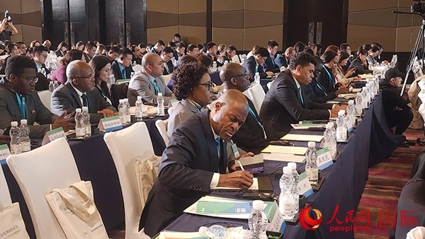 與會(huì)來(lái)賓在認(rèn)真記錄。人民網(wǎng)記者 萬(wàn)宇攝