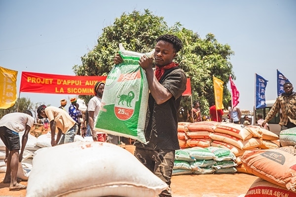 村民們興高采烈地把種子和化肥搬回家。中鐵資源供圖