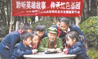 圖為89歲的抗美援朝老兵楊克美在向孩子們講述英雄故事。徐偉攝