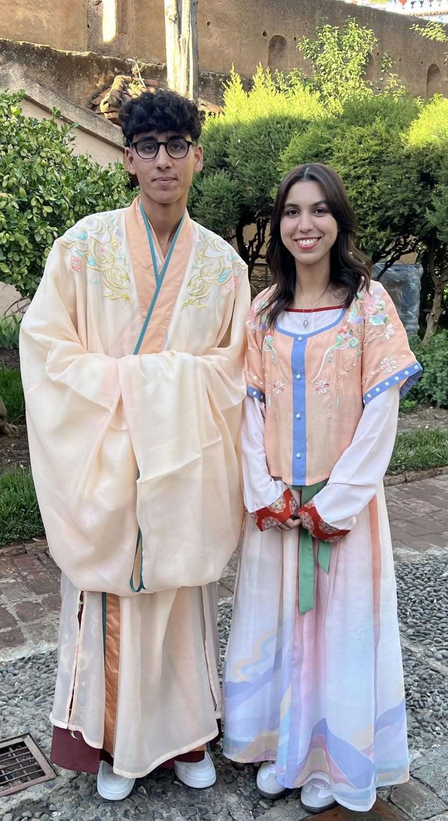 兩位青年試穿中國(guó)古代服裝。拉巴特中國(guó)文化中心供圖