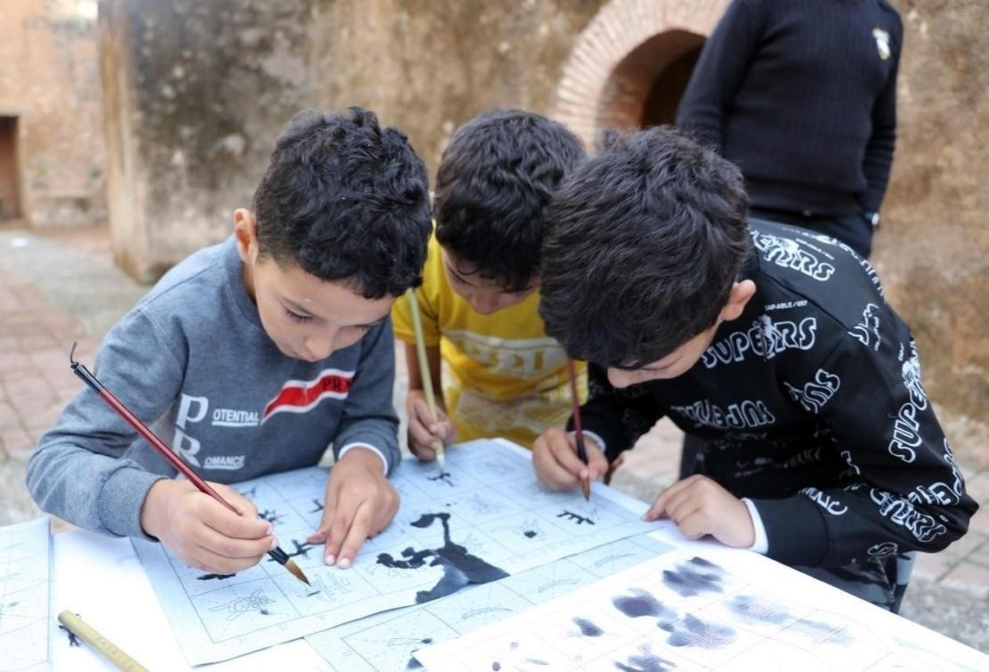 一起學(xué)書法。拉巴特中國(guó)文化中心供圖