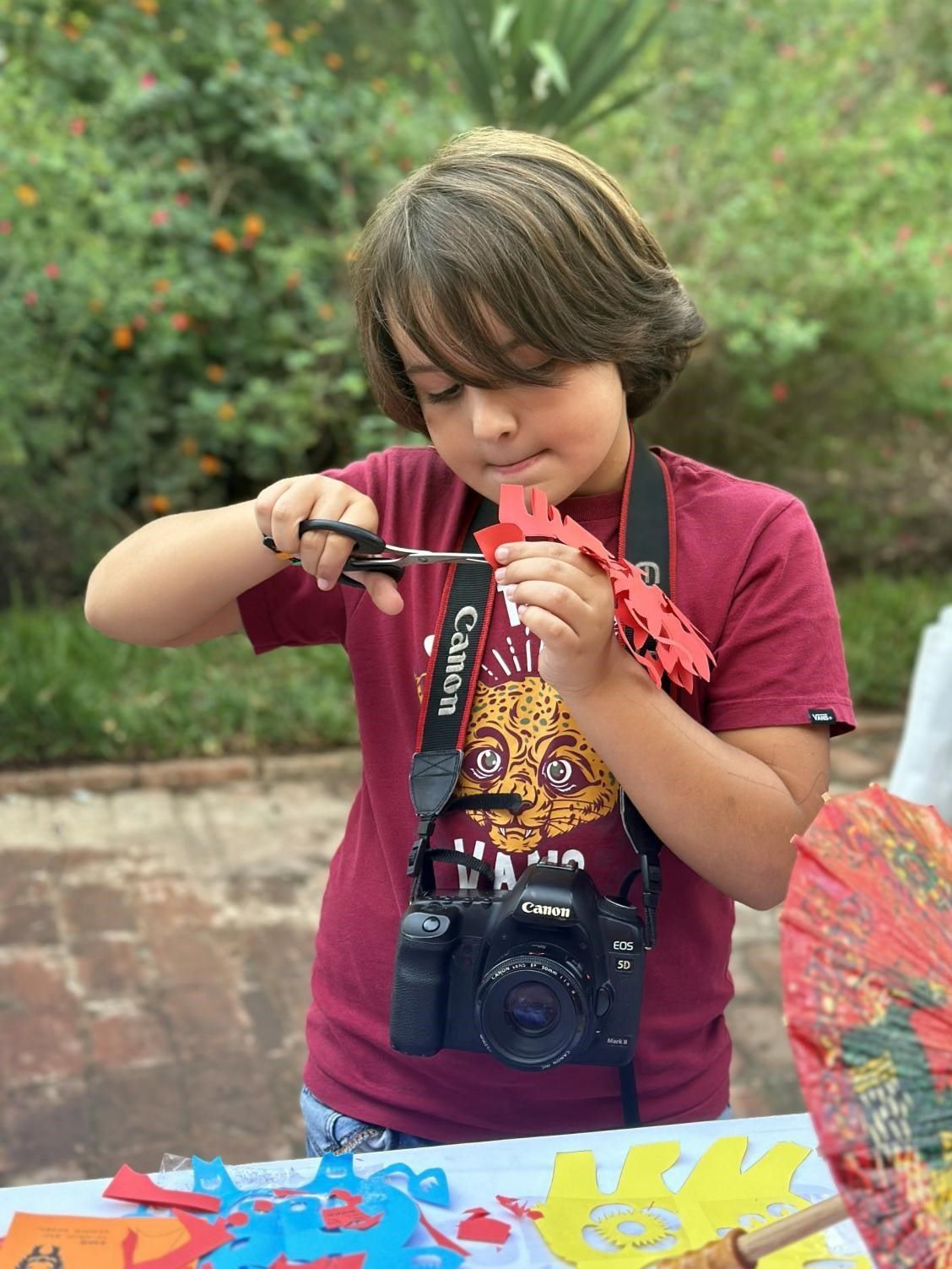 專心致志學(xué)剪紙。拉巴特中國(guó)文化中心供圖