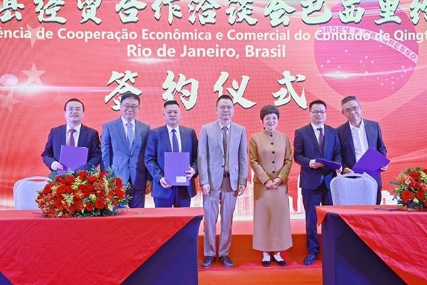 企業(yè)家在活動(dòng)現(xiàn)場參與項(xiàng)目簽約儀式。人民網(wǎng)記者 陳海琪攝