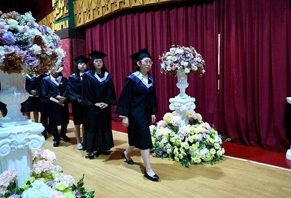 菲律賓岐黃中醫(yī)學(xué)院首屆12名畢業(yè)生順利獲得中醫(yī)相關(guān)執(zhí)業(yè)資格。人民網(wǎng)記者 樊帆攝