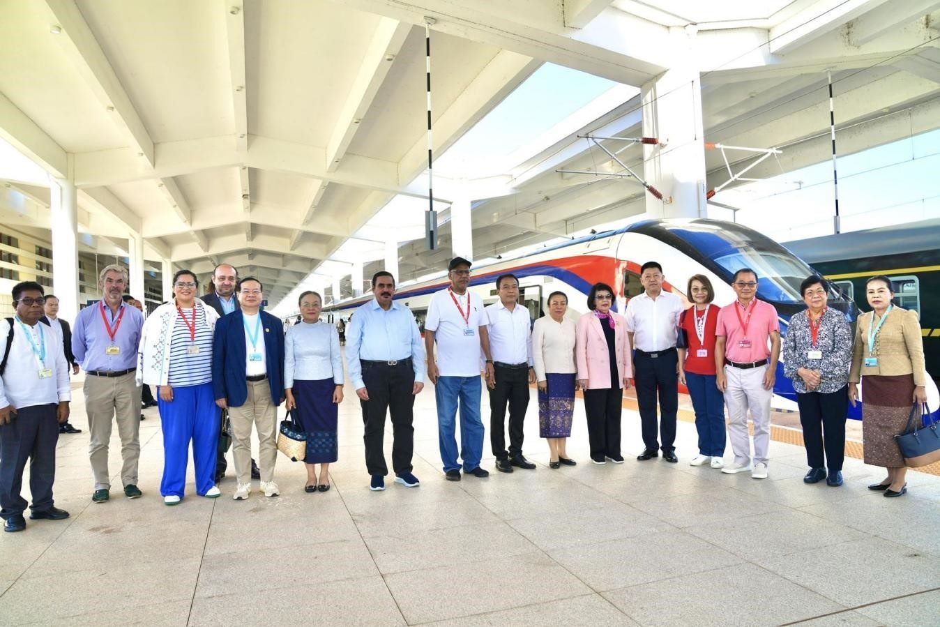 東盟議會(huì)聯(lián)盟大會(huì)代表團(tuán)與中老鐵路“瀾滄號(hào)”動(dòng)車合影留念。老中鐵路有限公司供圖