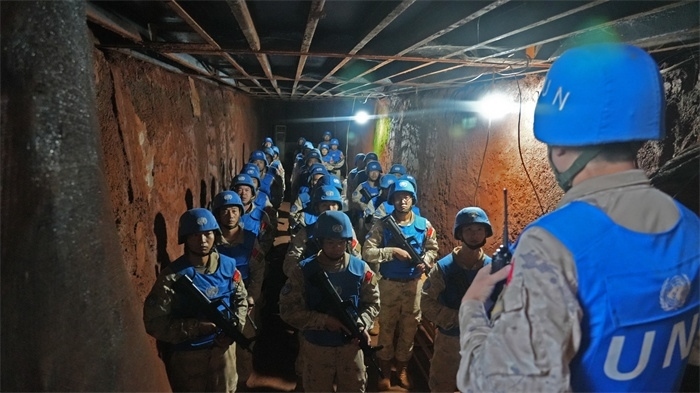 進入地下掩體隱蔽。王軍杰攝