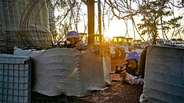 瞭望偵察一線情況。張洪奧攝