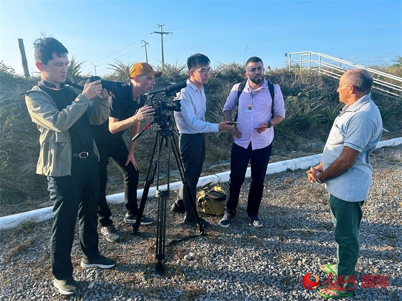 聯合采訪團正在采訪因苦咸水淡化項目受益的當地民眾。人民網記者 陳一鳴攝