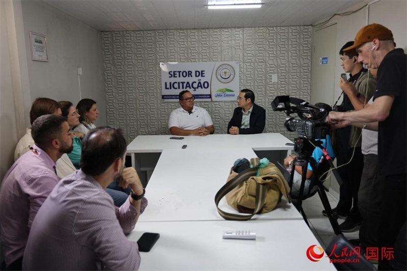 巴西東北部北里奧格蘭德州若昂卡馬拉市市長馬諾埃爾·貝爾納接受聯合采訪團采訪。 人民網記者 時元皓攝