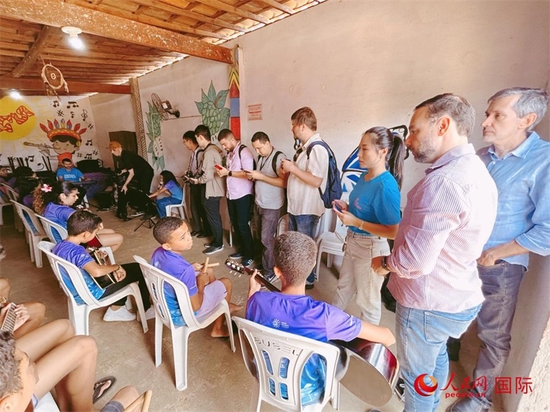  受益于中國企業(yè)的“青少年成長”項目，700多名當地青少年的音樂和足球夢想插上了翅膀。圖為聯合采訪團正在采訪參加音樂培訓的孩子們。 人民網記者 陳一鳴攝