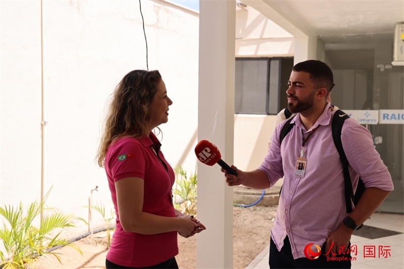 國網巴電文化中心負責人達尼埃拉·帕戈托接受參加聯合采訪團的巴西記者采訪。 人民網記者 時元皓攝