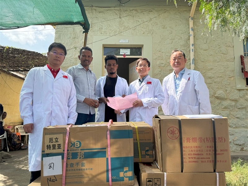 中國醫(yī)療隊(duì)向科倫醫(yī)院捐贈(zèng)藥品和醫(yī)療物資。中國第17批援厄立特里亞醫(yī)療隊(duì)供圖