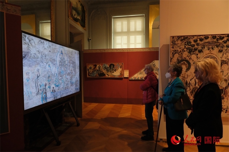 觀眾在展臺觀看錄像講解。人民網記者 尚凱元攝