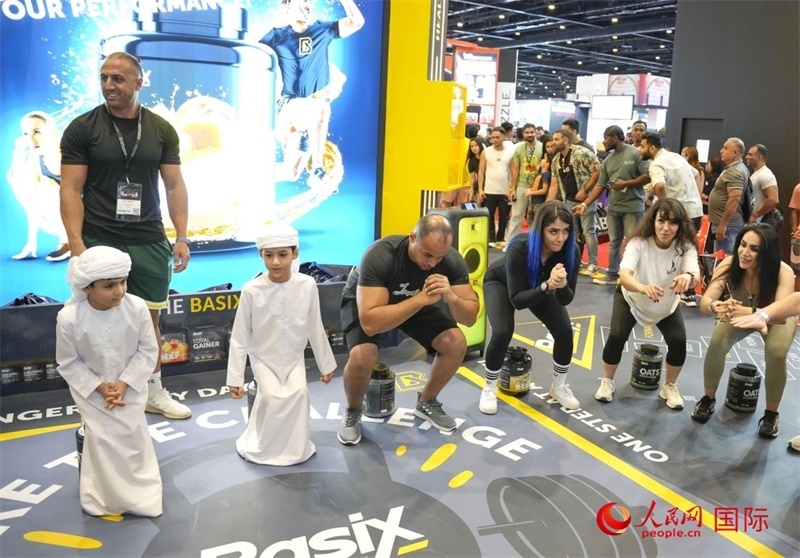 觀眾參加“蹲馬步”比賽。人民網中東中心分社塔里克·易卜拉欣攝