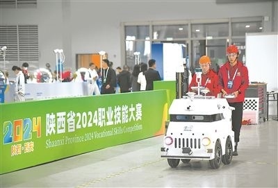 參賽選手在陜西省2024職業(yè)技能大賽新能源汽車(chē)智能化技術(shù)賽項(xiàng)比賽中。新華社記者 張博文攝