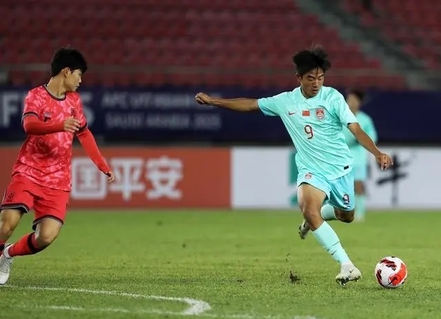 國少隊球員魏祥鑫（右）比賽中傳球。新華社記者 李鋼攝