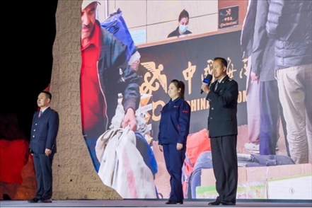 張曉波（右一）在“何以中國(guó)·五星出東方”網(wǎng)絡(luò)主題宣傳活動(dòng)現(xiàn)場(chǎng)演講。人民視頻供圖